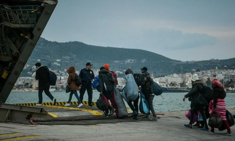 Αναχωρούν από την Μυτιλήνη για την ενδοχώρα 1.500 μετανάστες λόγω κορονοϊού